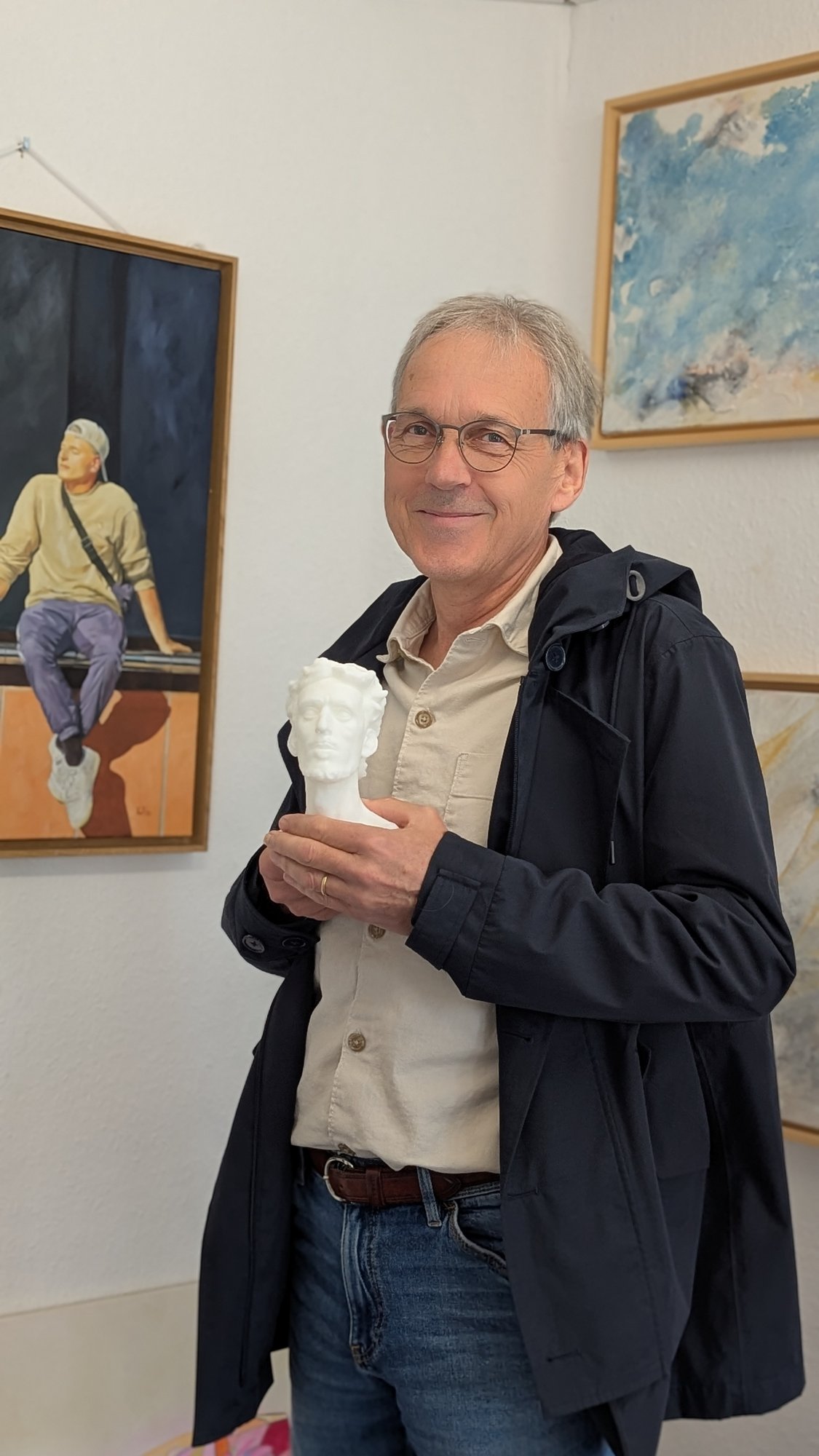 Ein Kunde mit einer Skulptur von Kathrin Wolters im Ku(a)rt Atelier Barntrup
