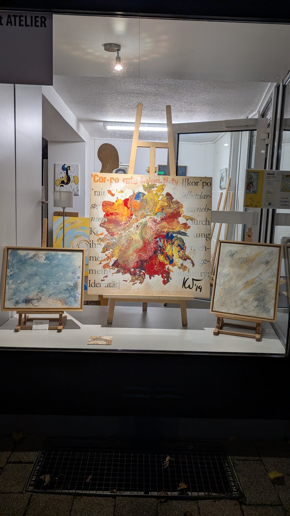 Abstrakte Werke von Kathrin Wolters im Schaufenster des Ku(a)rt Ateliers Barntrup